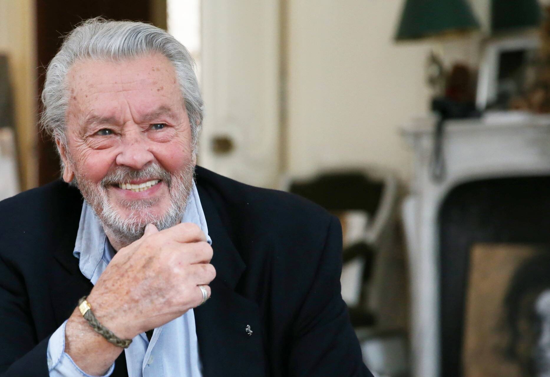 "On met 10.000 euros chacun dans notre slip": l'ancien garde du corps d'Alain Delon raconte son passage incongru à l'aéroport de Nice avec la star