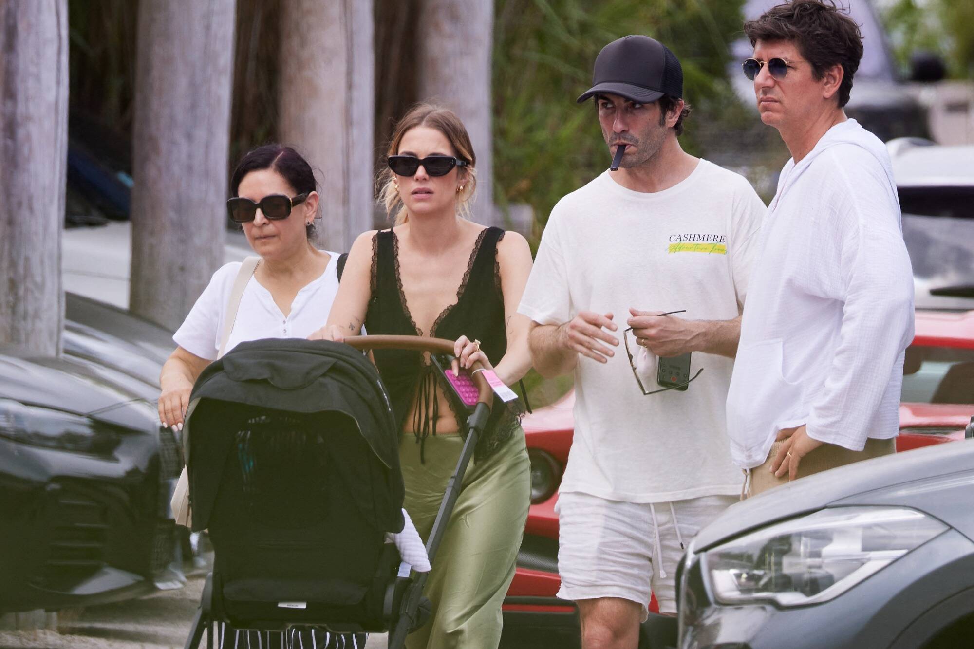 L'actrice américaine Ashley Benson à Ramatuelle avec son bébé et son mari