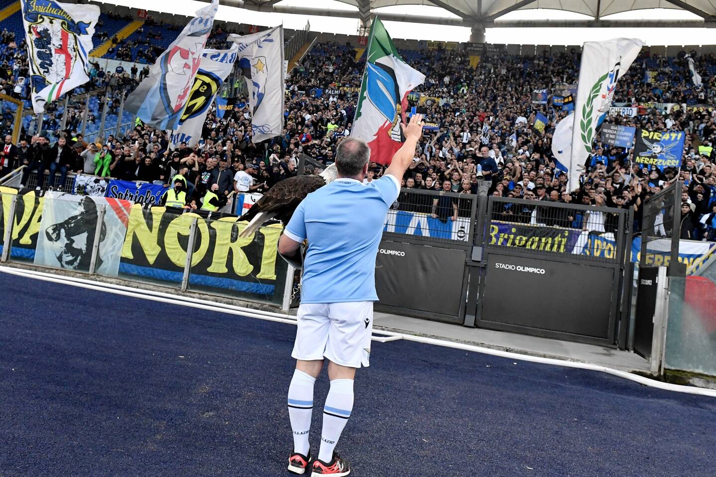 La Lazio a annoncé ce lundi avoir cessé toute collaboration avec le fauconnier qui faisait voler un aigle avant chaque match du club romain à domicile. Ici, en octobre 2021, avec l'aigle Olimpia, saluant les supporters de l'Inter lors du match de football de Serie A entre la SS Lazio et le FC Internazionale au stade Olimpico de Rome.