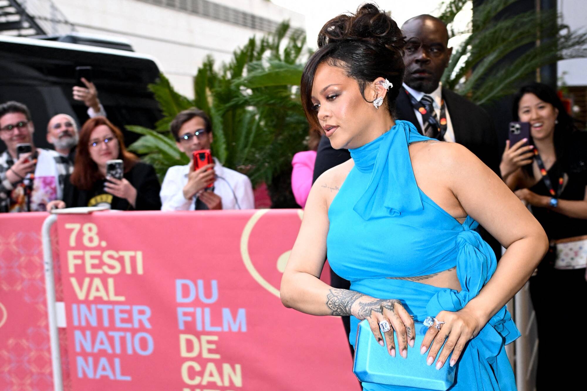 78e édition du Festival de Cannes: Rihanna surprend les fans sur le tapis rouge à la sortie de la projection de "Highest 2 Lowest"