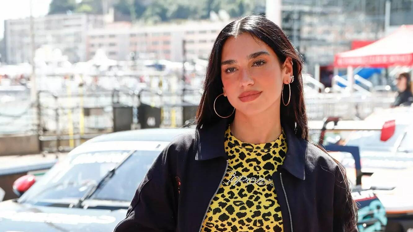La photo géniale de la chanteuse Dua Lipa posant avec les commissaires de courses à Monaco
