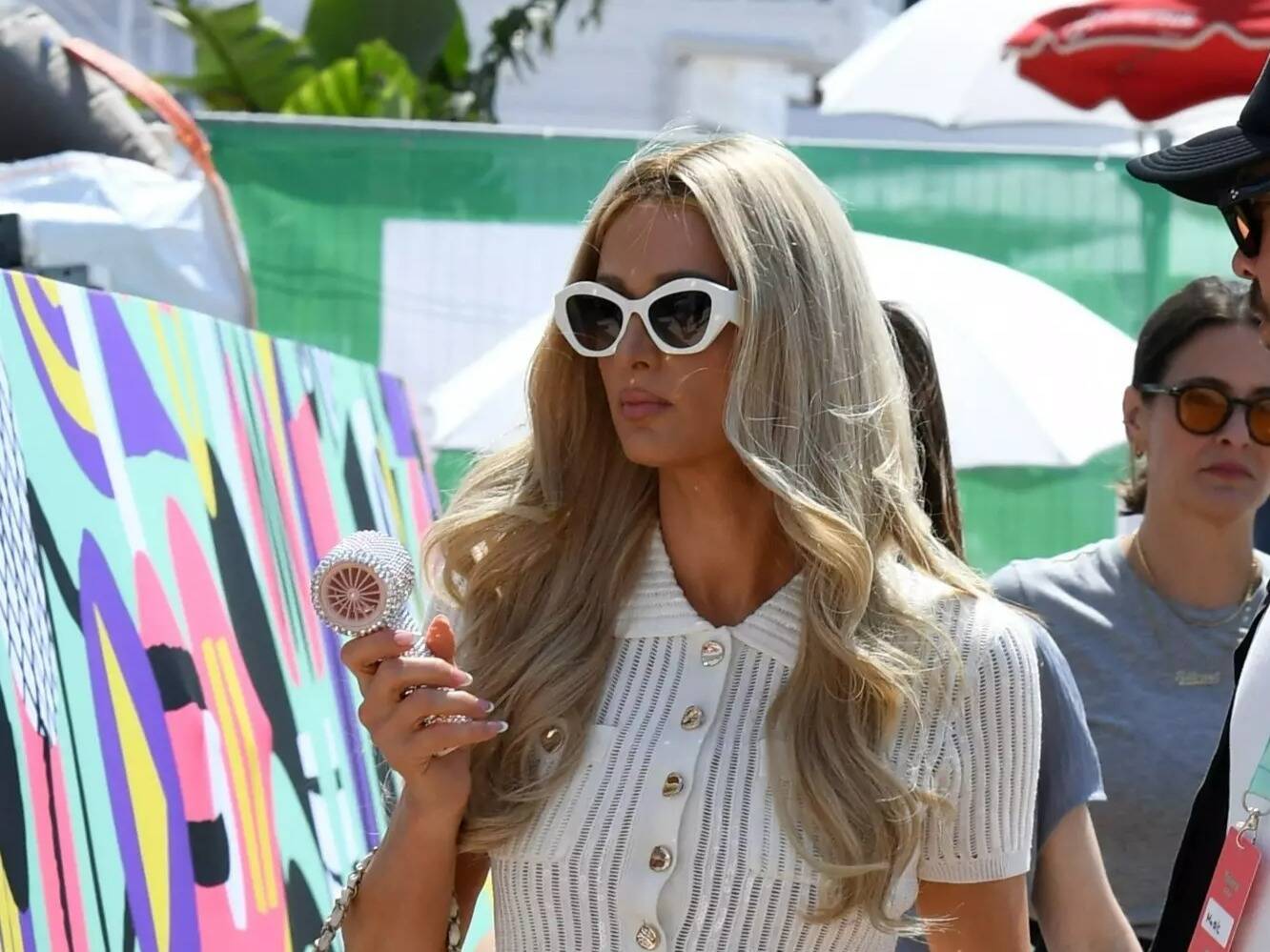 Paris Hilton aperçue sur la Côte d'Azur, on vous explique pourquoi la star est chez nous