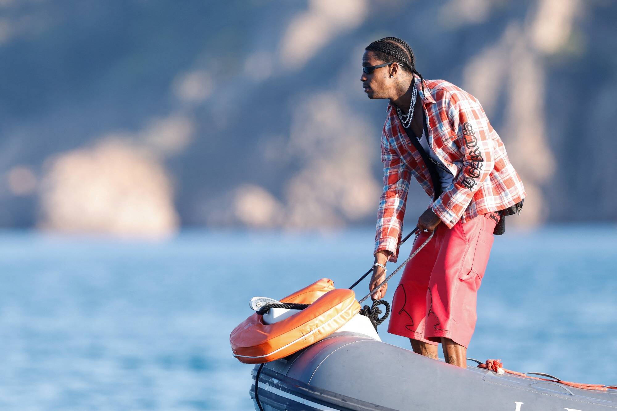 Travis Scott crée l'événement à Saint-Tropez lors d'un showcase privé sur une plage