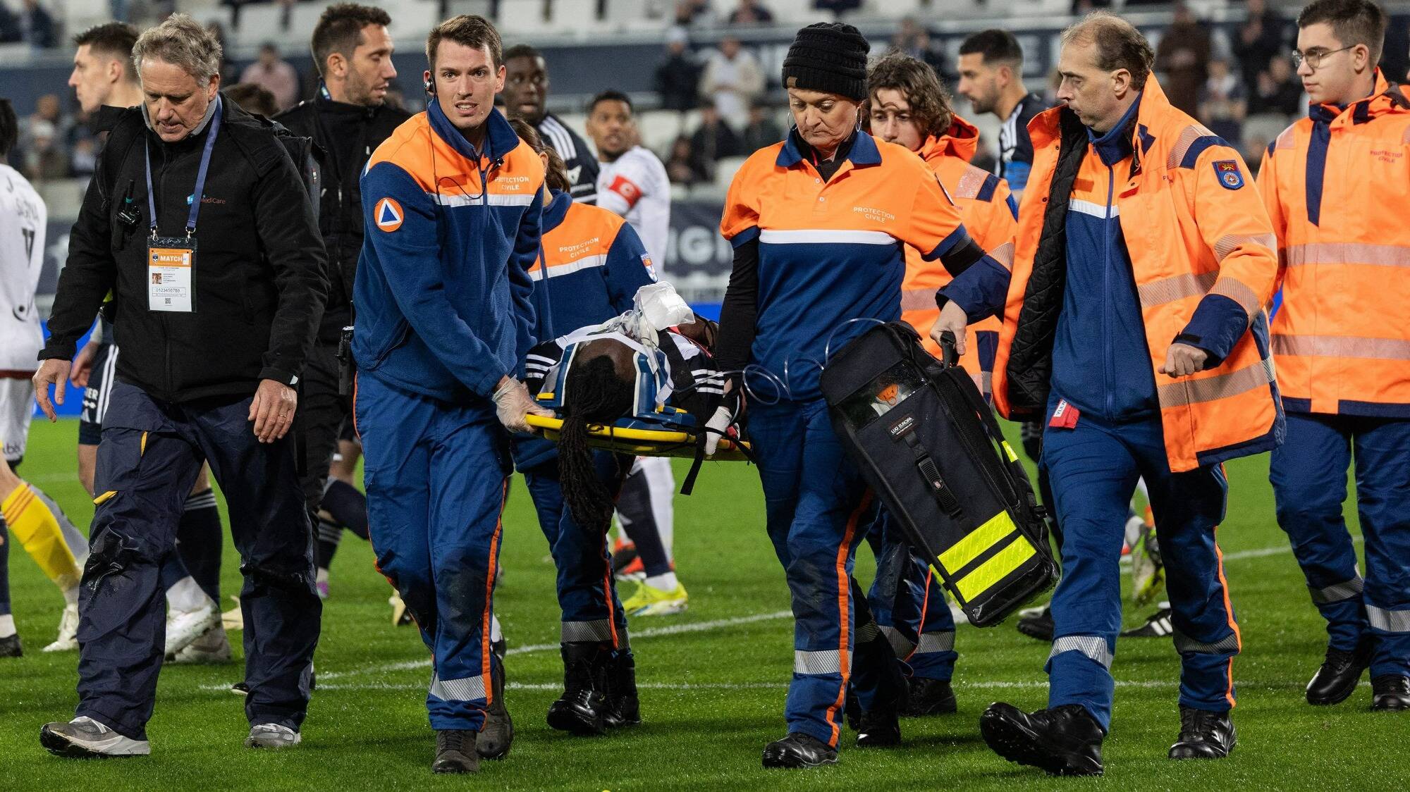 Inquiétude à Bordeaux, le joueur de football des Girondins Alberth Elis placé en coma artificiel après un gros choc aérien