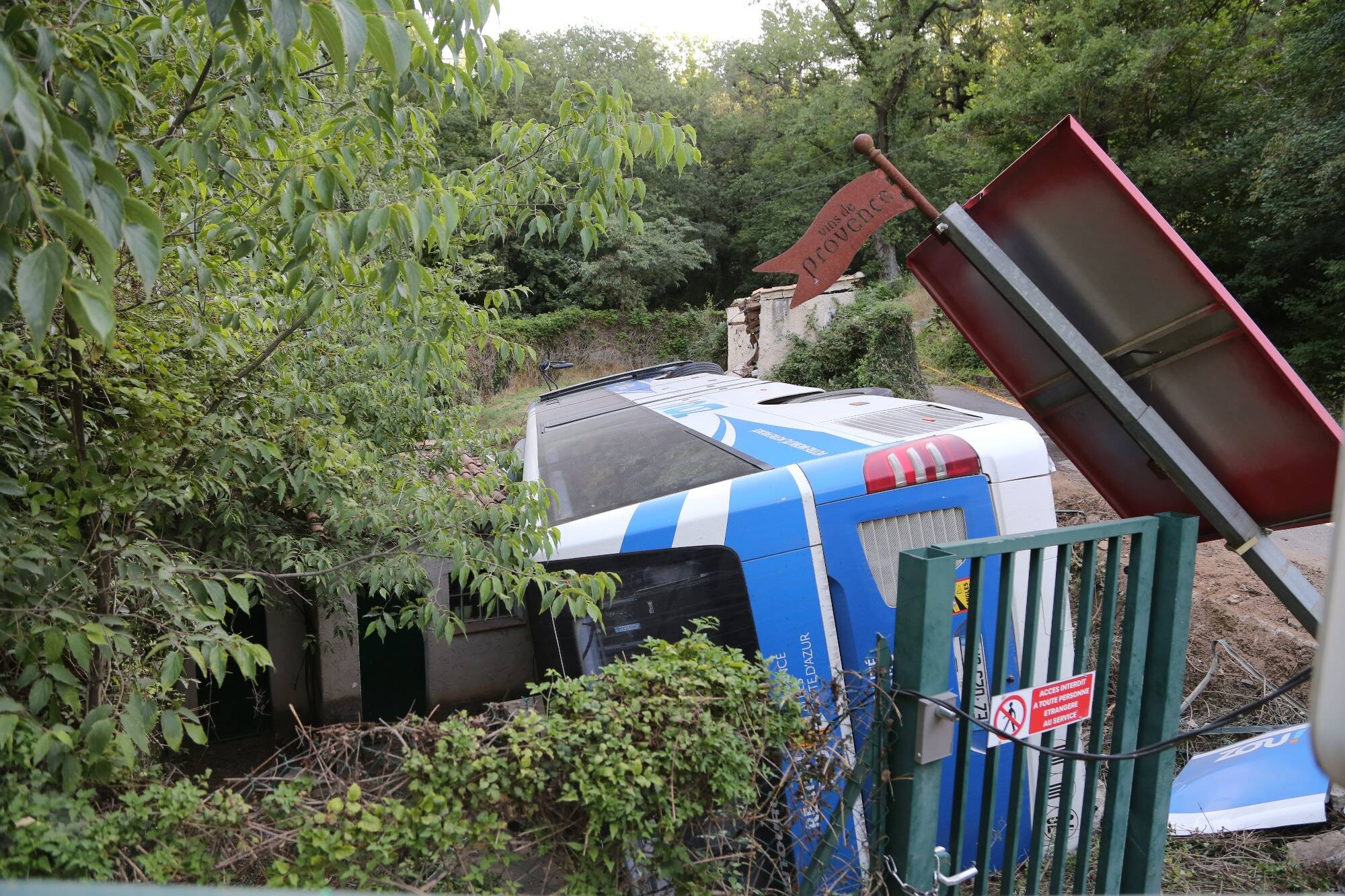 Chauffeur décédé après un malaise, réseau d'eau du village endommagé... Ce que l'on sait sur le tragique accident de bus ce mardi dans le Var