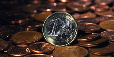 L'euro atteint un nouveau plancher depuis 20 ans face au dollar, sous les 0,99 dollar
