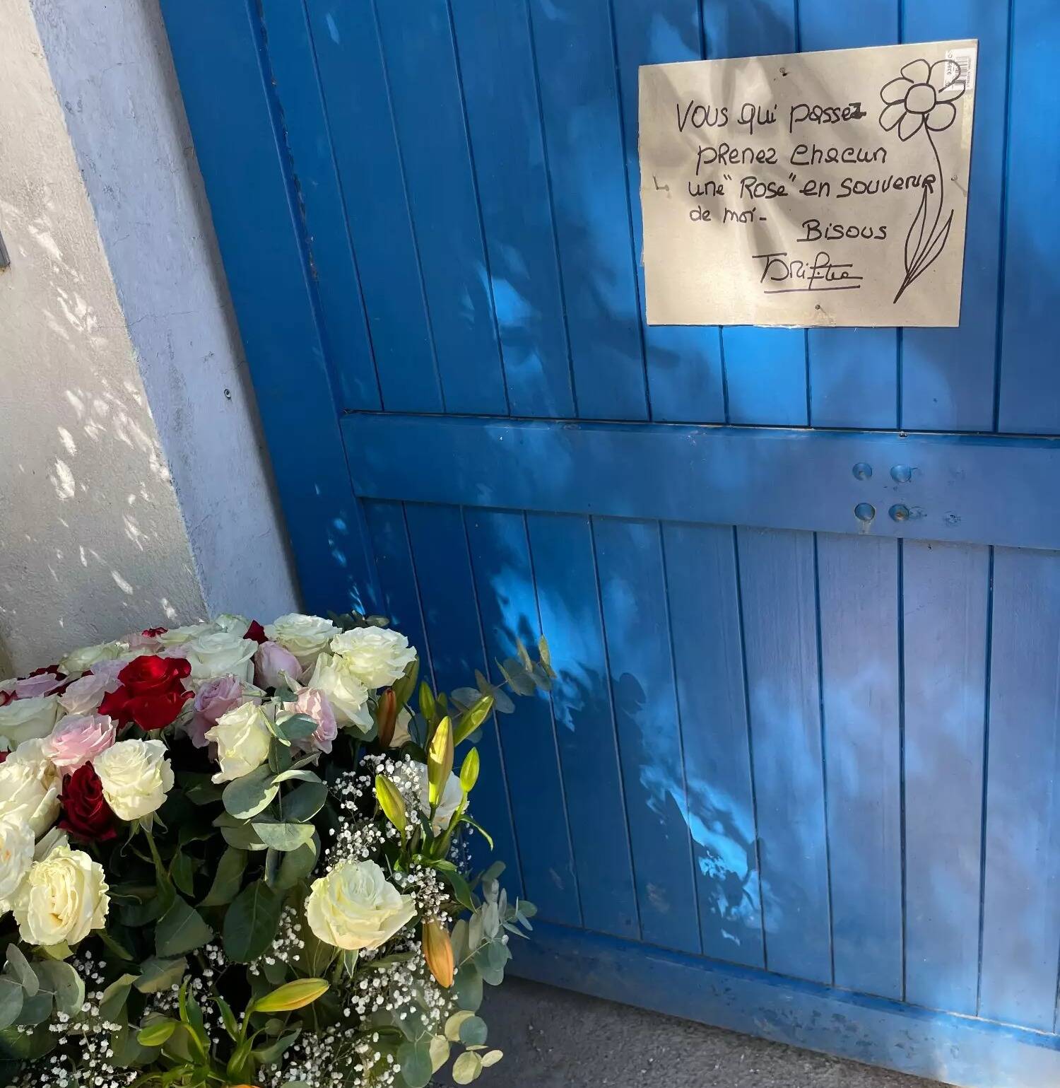 Brigitte Bardot "hurle" ses remerciements pour ses 90 ans et offre des fleurs devant la Madrague à Saint-Tropez