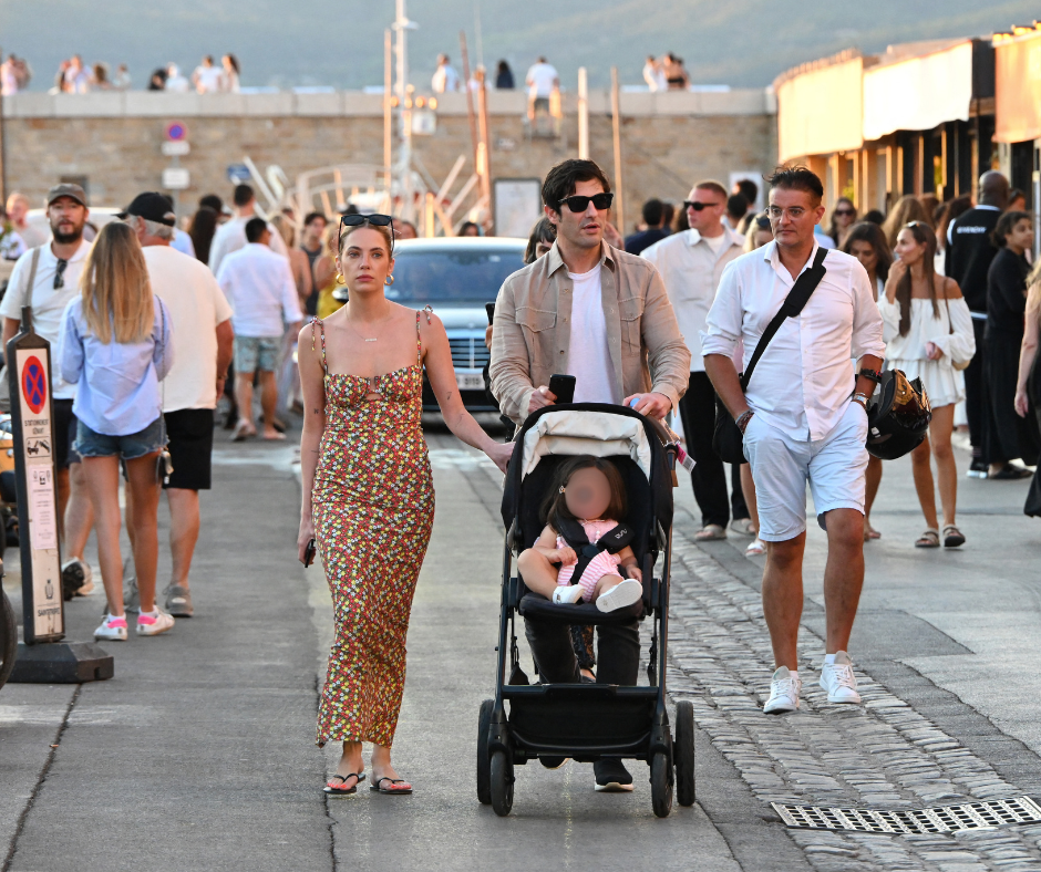 L'actrice Ashley Benson, connue pour son rôle dans Pretty Little Liars, à Saint-Tropez avec son mari et leur fille