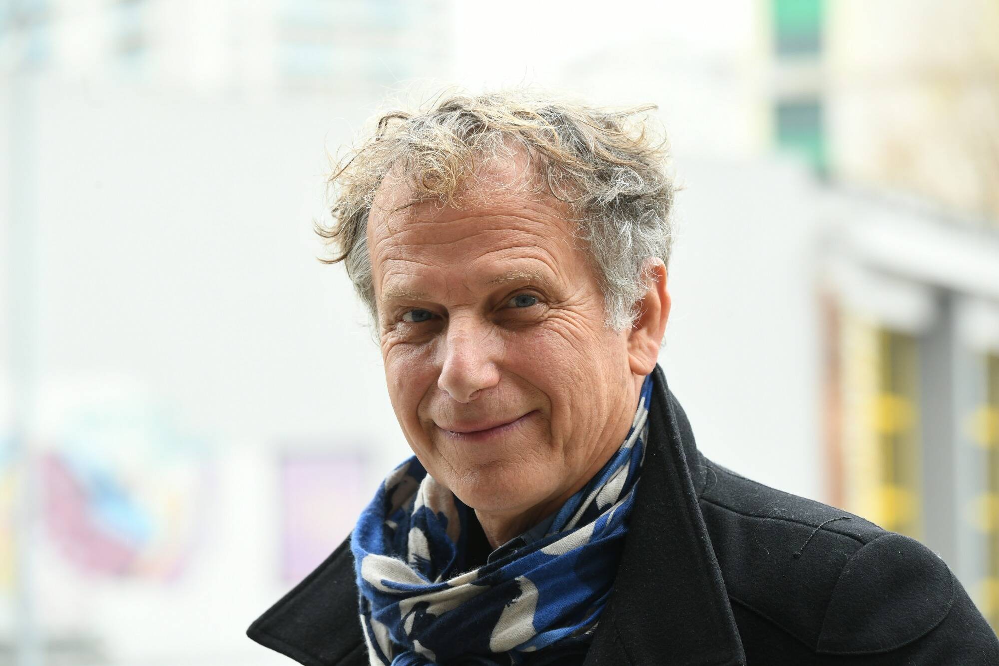 "Il est allé jusqu'à me prêter sa robe d'avocat": le directeur du Théâtre Liberté de Toulon, Charles Berling, raconte comment il a incarné Robert Badinter à l'écran