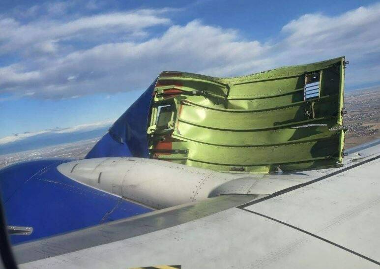 Nouvelle frayeur pour des passagers d'un Boeing: les impressionnantes images du capot du moteur d'un Boeing qui se disloque au décollage