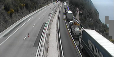 Un camion en feu sur l'autoroute après Vintimille, les échangeurs de Menton et Roquebrune fermés sur l'A8