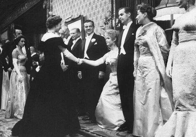 Les coulisses de la rencontre de Brigitte Bardot avec Elizabeth II en présence de Marilyn Monroe