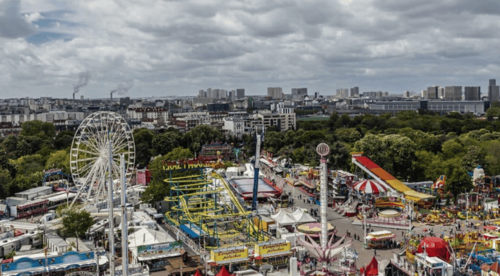 "On a tous été éclaboussés de sang": le récit glaçant de la tante de l'enfant blessé après avoir été happé par un manège à la foire du Trône à Paris