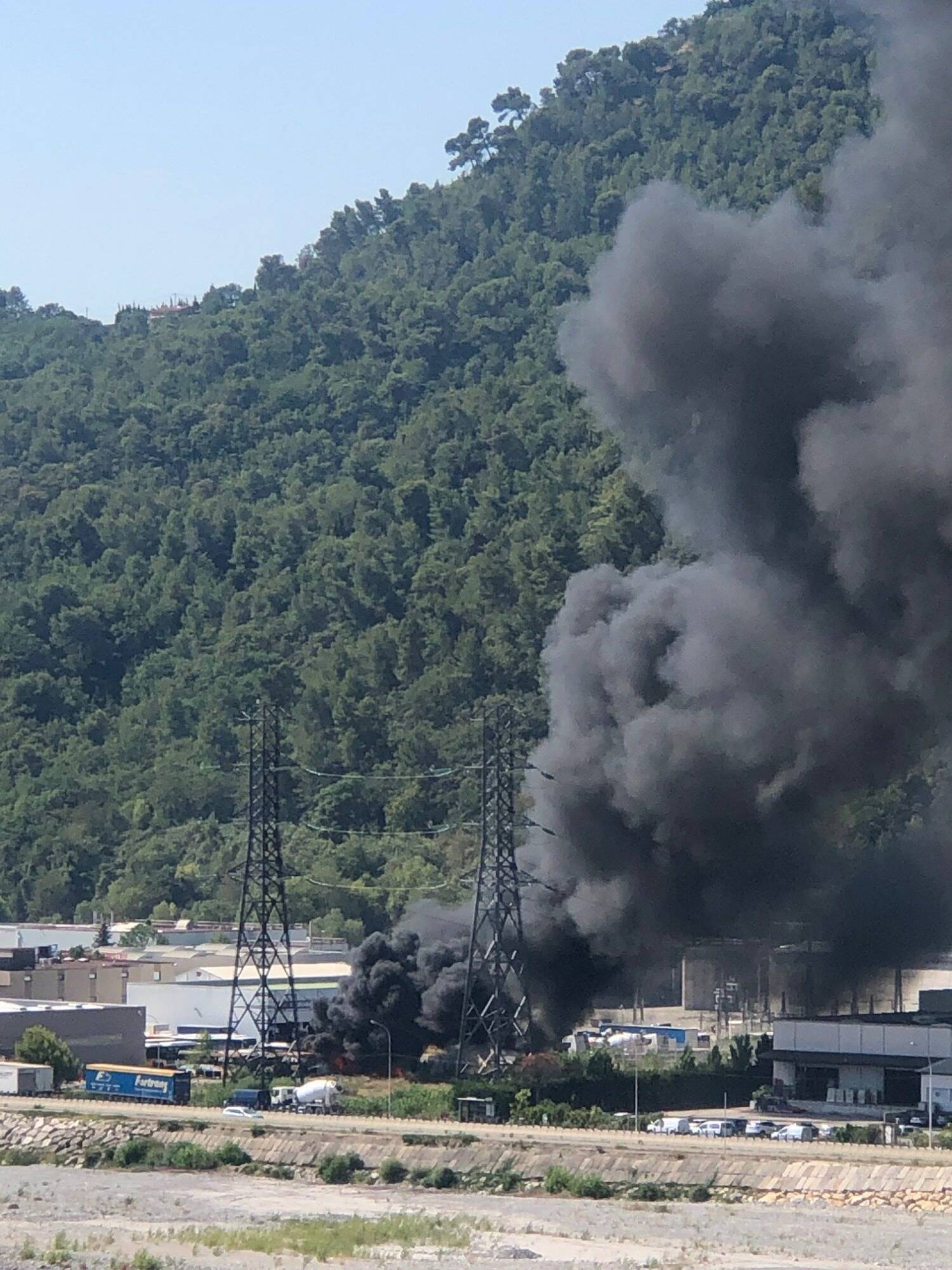 Deux bus en feu à Carros, l'incendie dégage un impressionnant panache de fumée noire