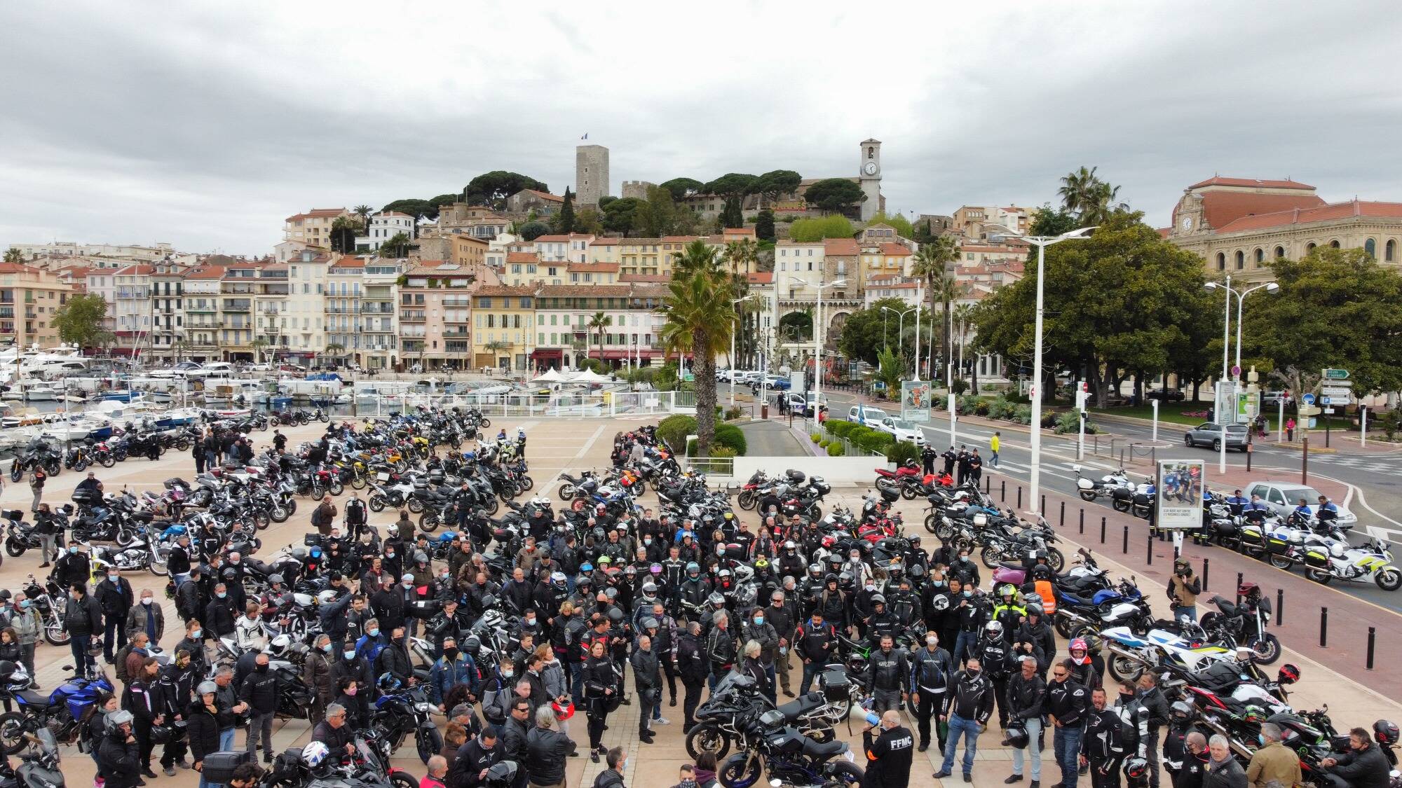 VIDEO. Les Motards azuréens furibards contre le contrôle technique manifestent entre Cannes et Nice ce samedi