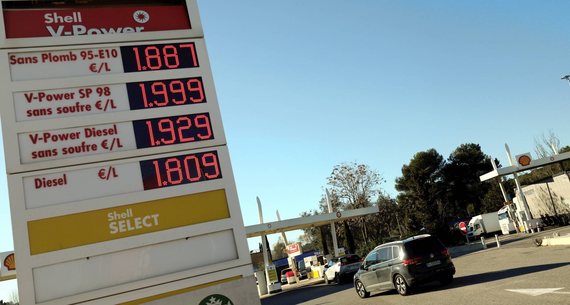 La hausse des prix des carburants continue, le SP95-E10 et le SP98 frôlent les 2 euros dans les Alpes-Maritimes et le Var