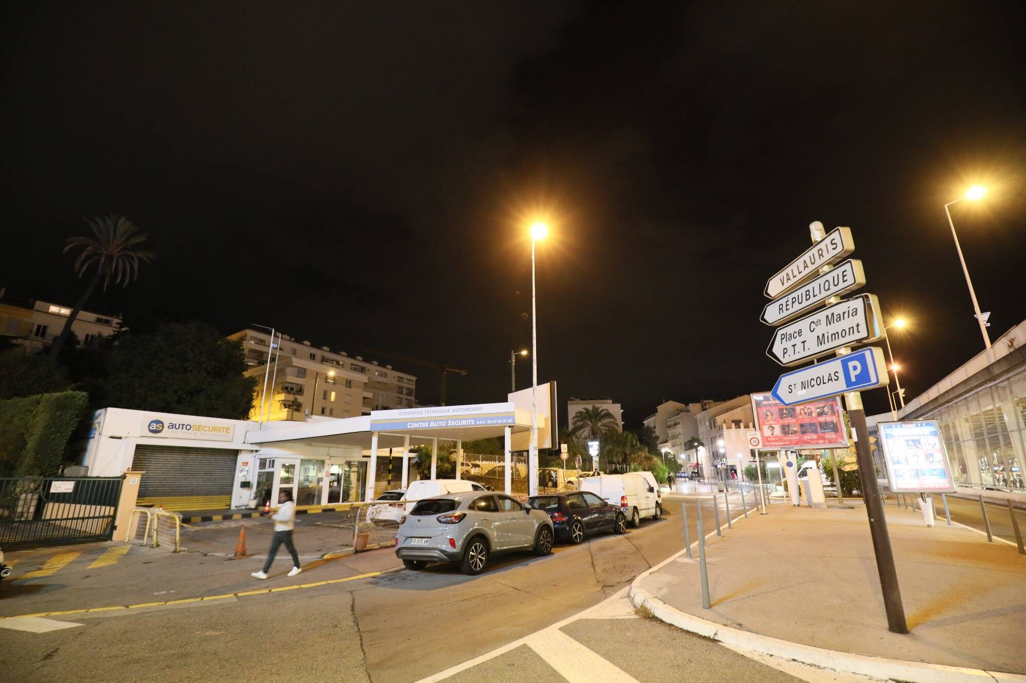 "Il a essayé de me poignarder au ventre": un homme en garde à vue pour apologie du terrorisme et violence avec arme à Cannes