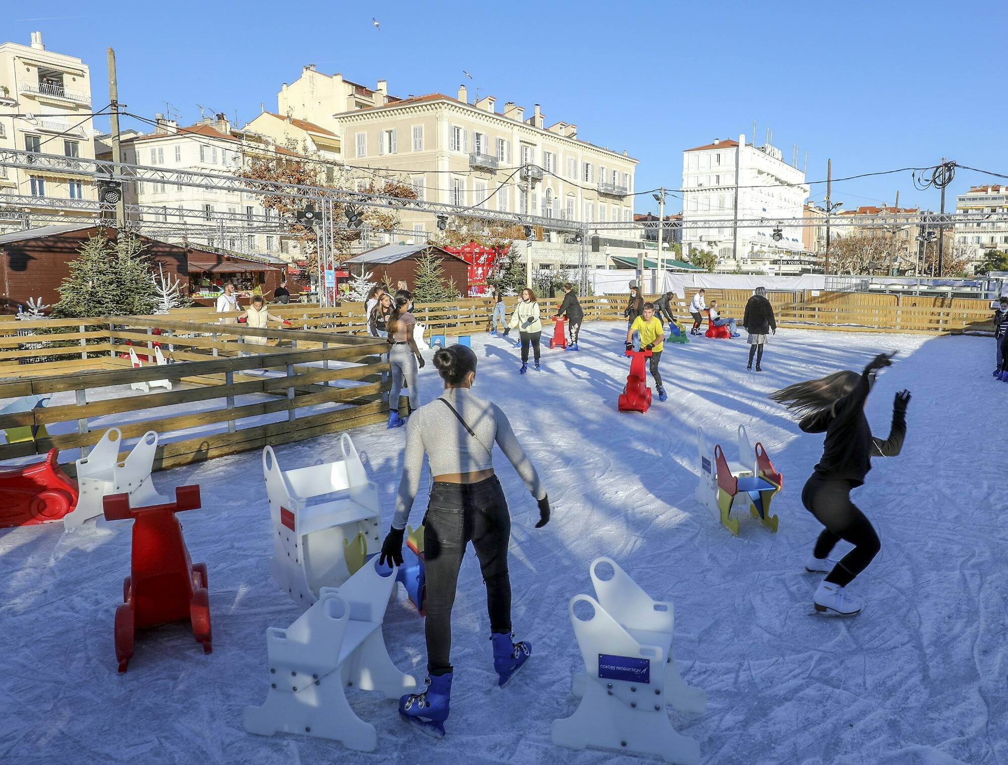 Il défendait sa fille, bousculée à la patinoire: un père de famille blessé d'un coup de couteau au marché de Noël de Cannes