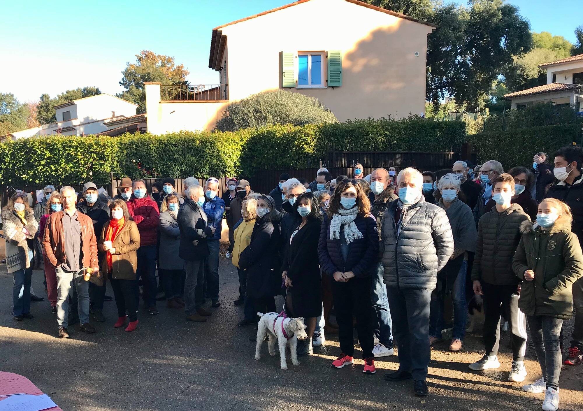 Le maire de la Roquette-sur-Siagne chahuté lors d'une manifestation contre un projet immobilier sur le chemin du lac