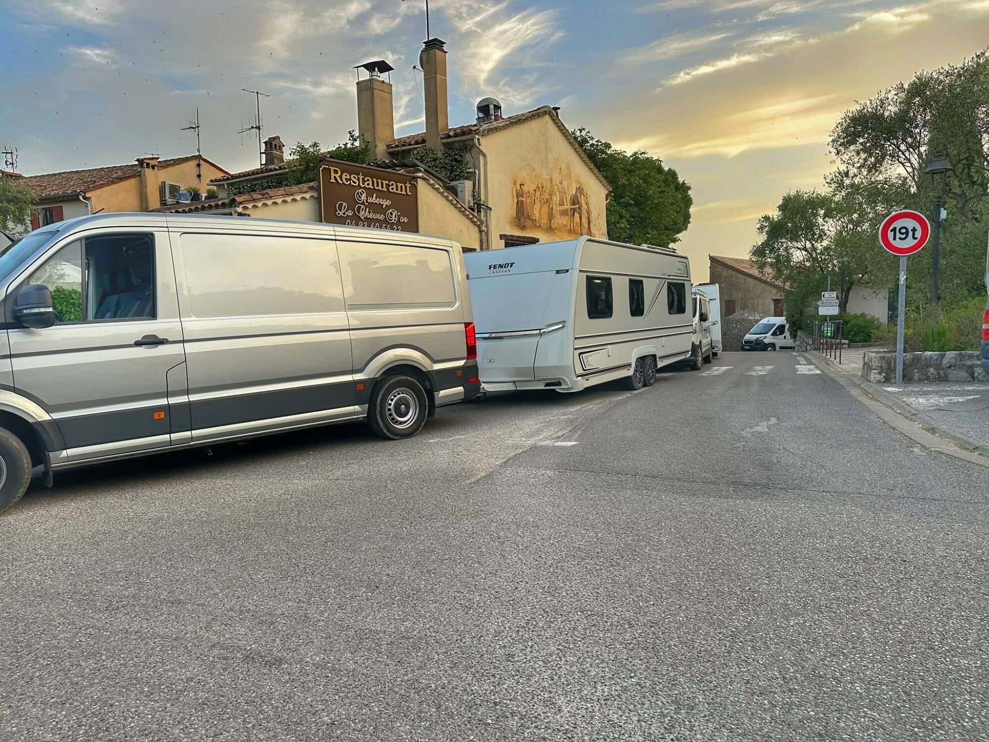170 caravanes des gens du voyage en provenance du Var refoulées d'une commune de l'arrière-pays grassois dimanche soir