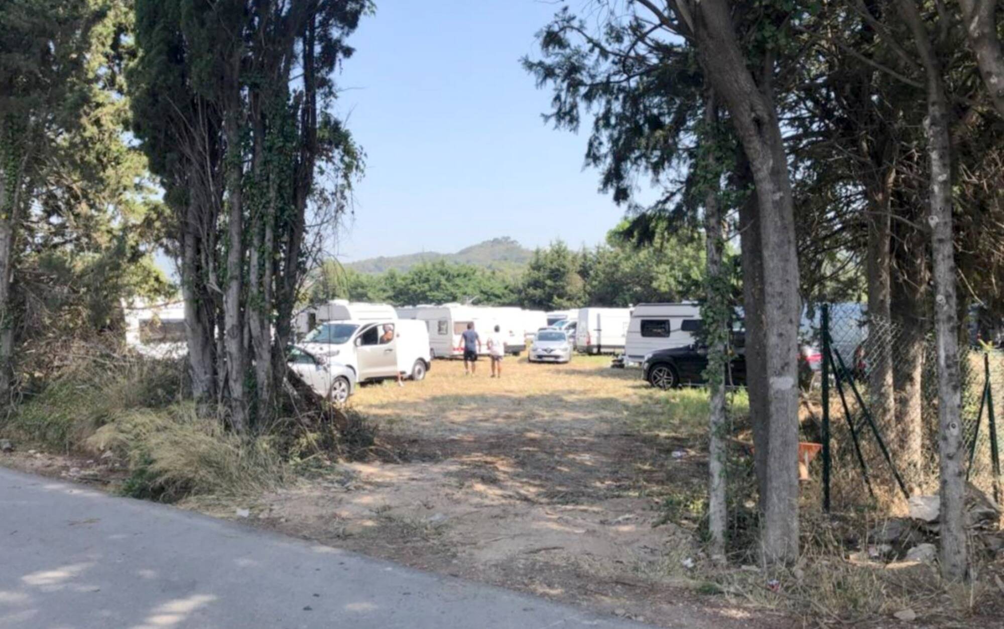 Des gens du voyage s'installent par effraction dans une zone agricole à La Roquette-sur-Siagne