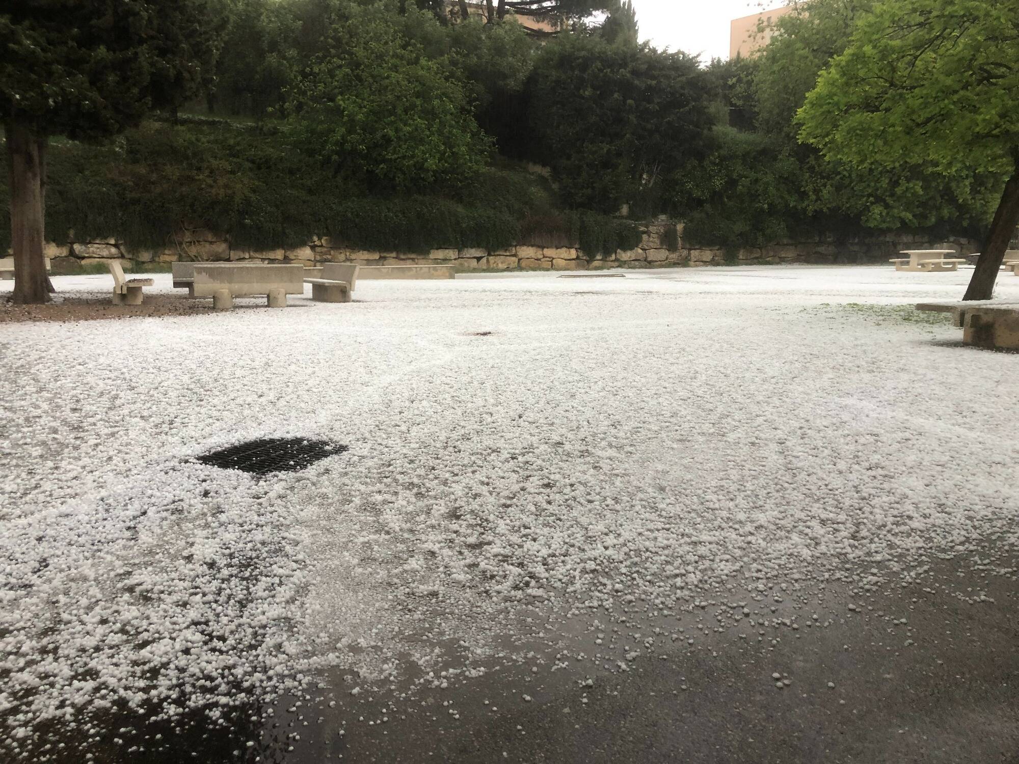 Neige à basse altitude, averses de grêle, éclairs, A8 au ralenti... Retour en images sur les intempéries qui ont touché les Alpes-Maritimes ce jeudi