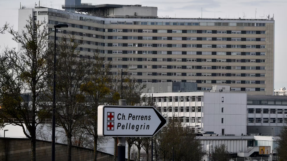 "Il faisait 37°C:" un papa achète et installe lui-même une clim dans la chambre d'hôpital de son fils