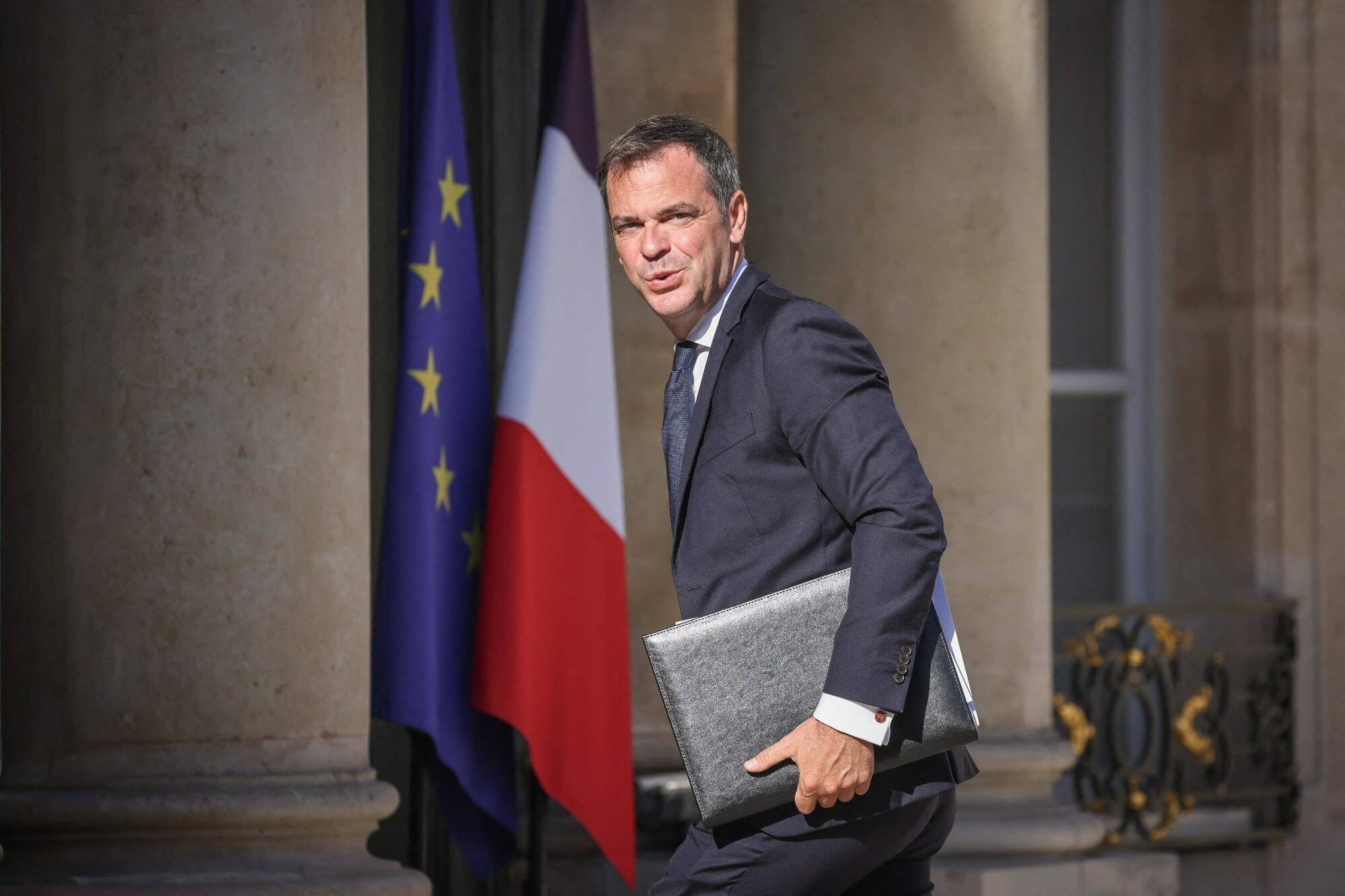 Le gouvernement lance l'outil numérique "Agora" pour communiquer directement avec les Français