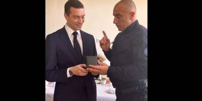 Le patron de la CRS6 de Saint-Laurent-du-Var remet une médaille à Jordan Bardella, Gérald Darmanin demande un 