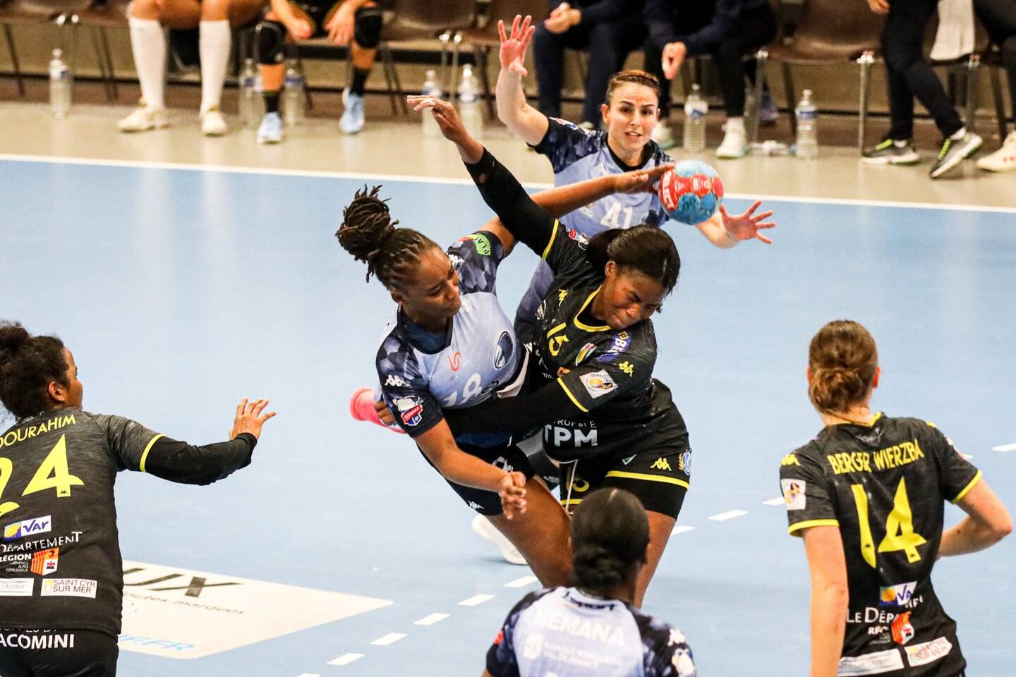 Handball Feminin Toulon Saint Cyr Renverse Par Chambray En Toute Fin De Match Var Matin