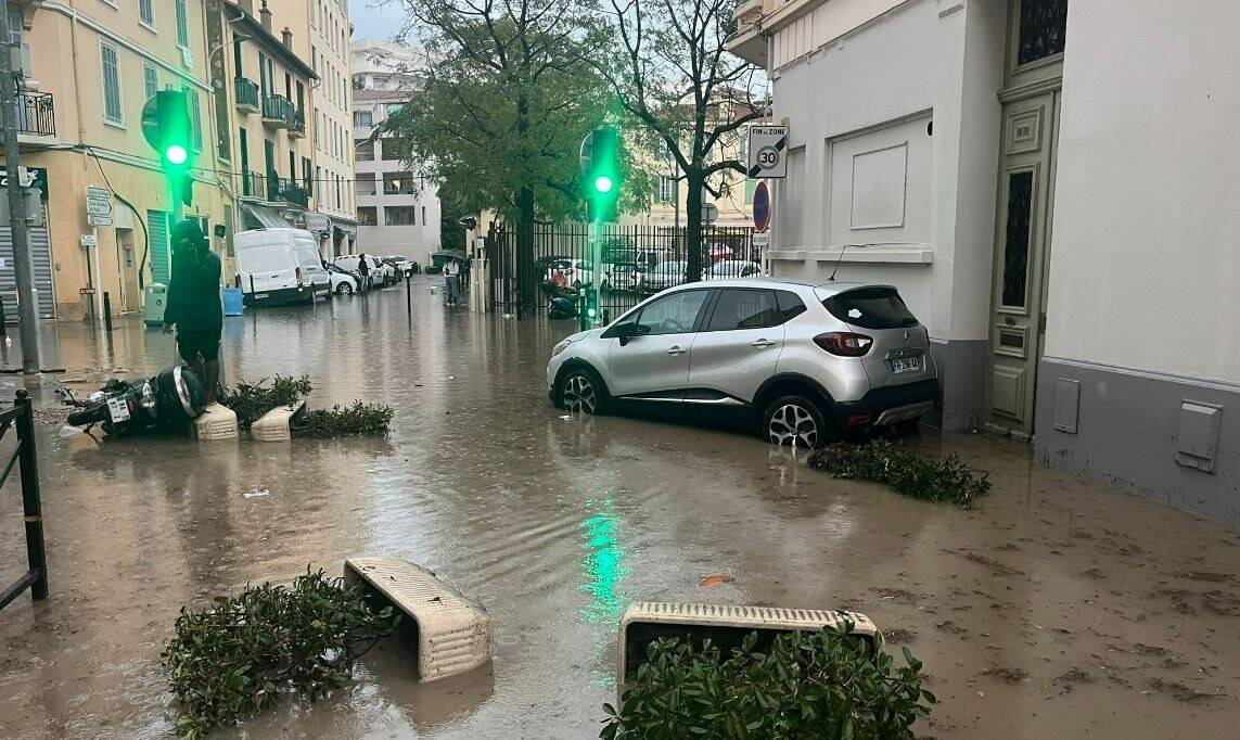 Des rues inondées, une cellule de crise ouverte à Cannes: la Côte d'Azur balayée par un violent orage, suivez notre direct