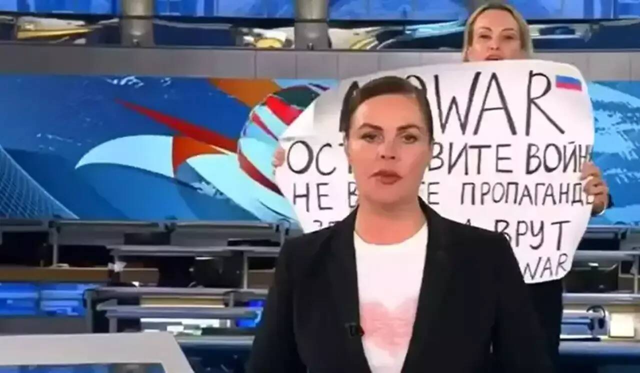 La France dénonce la décision: qui est Marina Marina Ovsiannikova, la journaliste russe condamnée à huit ans de prison par contumace?