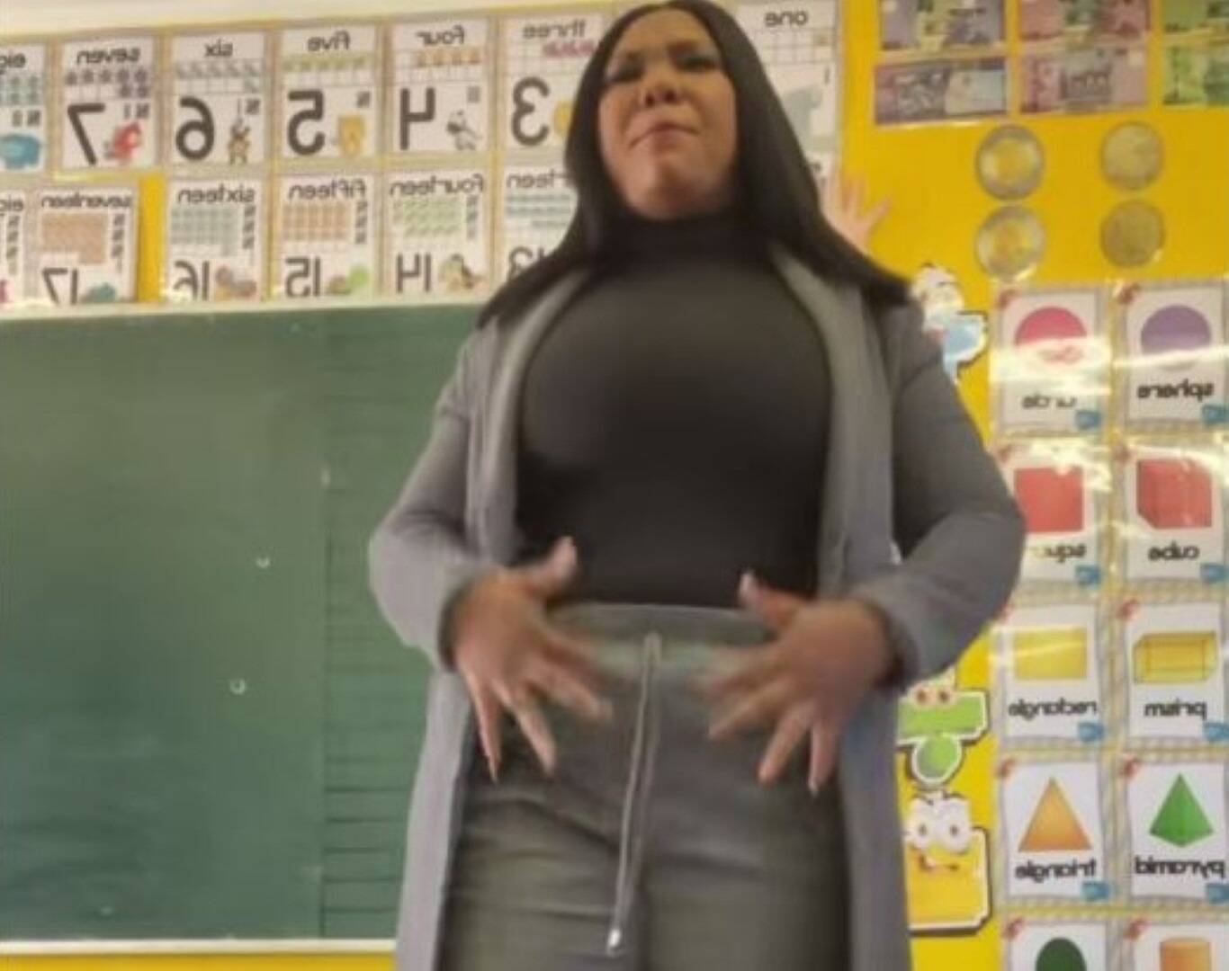 Cette enseignante a une méthode originale pour apprendre le consentement à ses élèves