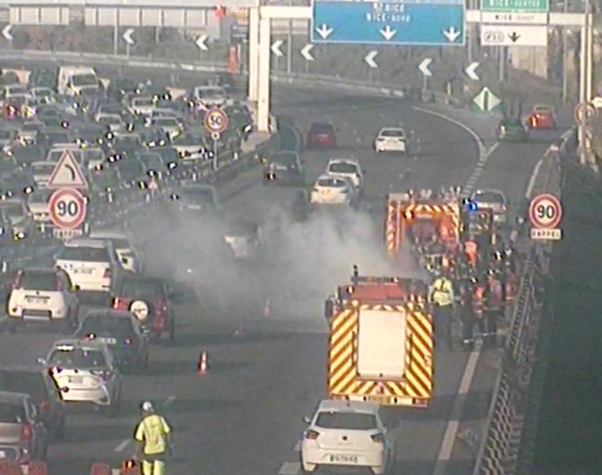 Une voiture prend feu après un accident sur l'A8, de gros bouchons en arrivant sur Nice