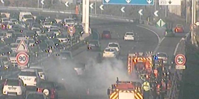 Une voiture prend feu après un accident sur l'A8, de gros bouchons en arrivant sur Nice