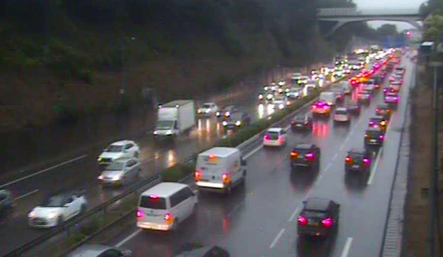 Circulation difficile ce jeudi matin sur l'A8: accident après l'entrée n°42 et bouchon au niveau de la sortie n°51