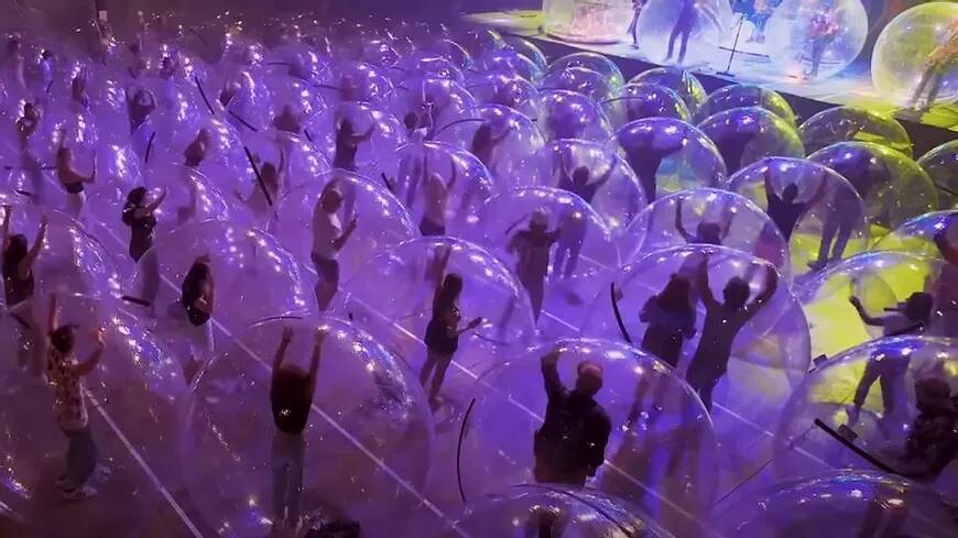Pour respecter les mesures sanitaires, ils assistent à un concert dans des bulles en plastique géantes aux Etats-Unis