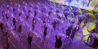 Pour respecter les mesures sanitaires, ils assistent à un concert dans des bulles en plastique géantes aux Etats-Unis