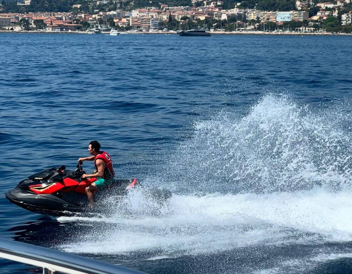 Le chanteur Joe Jonas aperçu à Beaulieu-sur-Mer et dans le golfe de Saint-Tropez