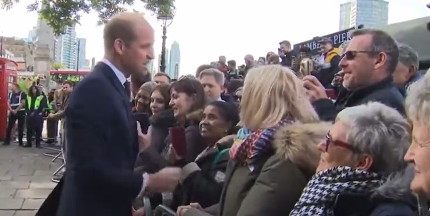 Le prince William est allé saluer les personnes qui attendent dans la file d'attente pour saluer le cercueil d'Elizabeth II. 