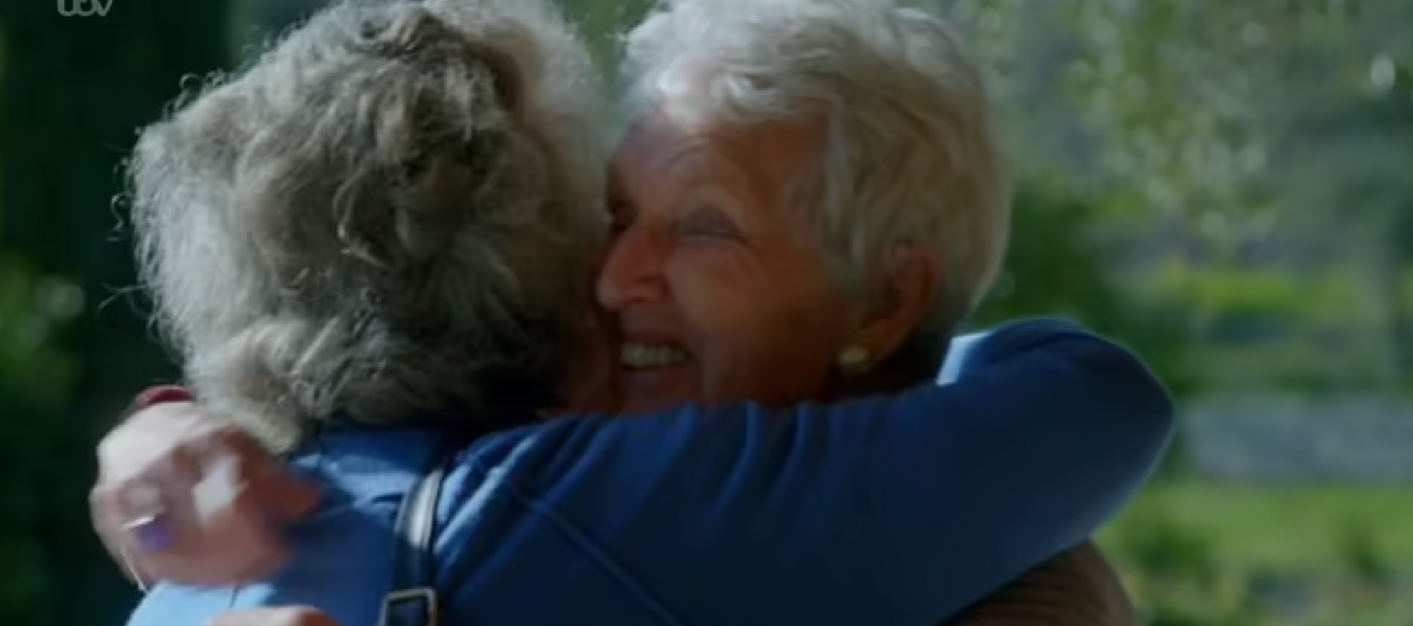 Après avoir passé vingt ans à la chercher, une femme retrouve sa mère biologique âgée de 84 ans à Cannes