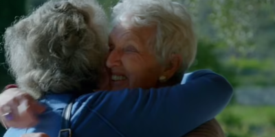 Après avoir passé vingt ans à la chercher, une femme retrouve sa mère biologique âgée de 84 ans à Cannes