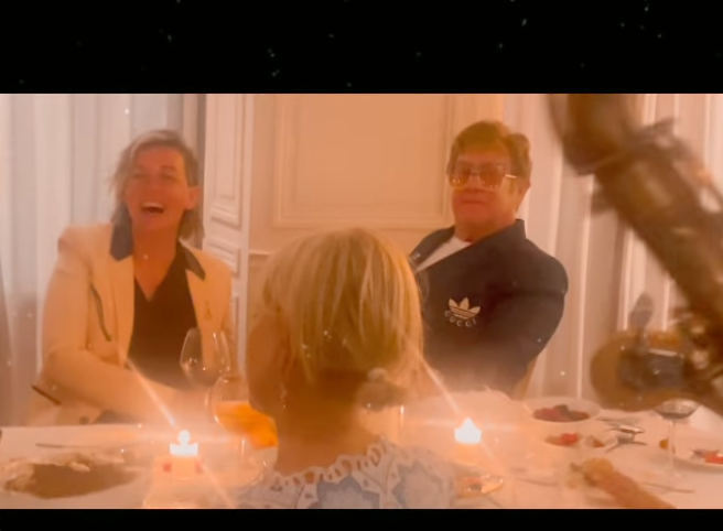 Elton John a dîné au restaurant La Petite Maison à Nice entouré d'une foule de fans