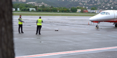 Des militants d'Extinction Rebellion introduisent des voitures télécommandées sur le tarmac de l'aéroport de Cannes-Mandelieu, et tentent de perturber le trafic des jets privés