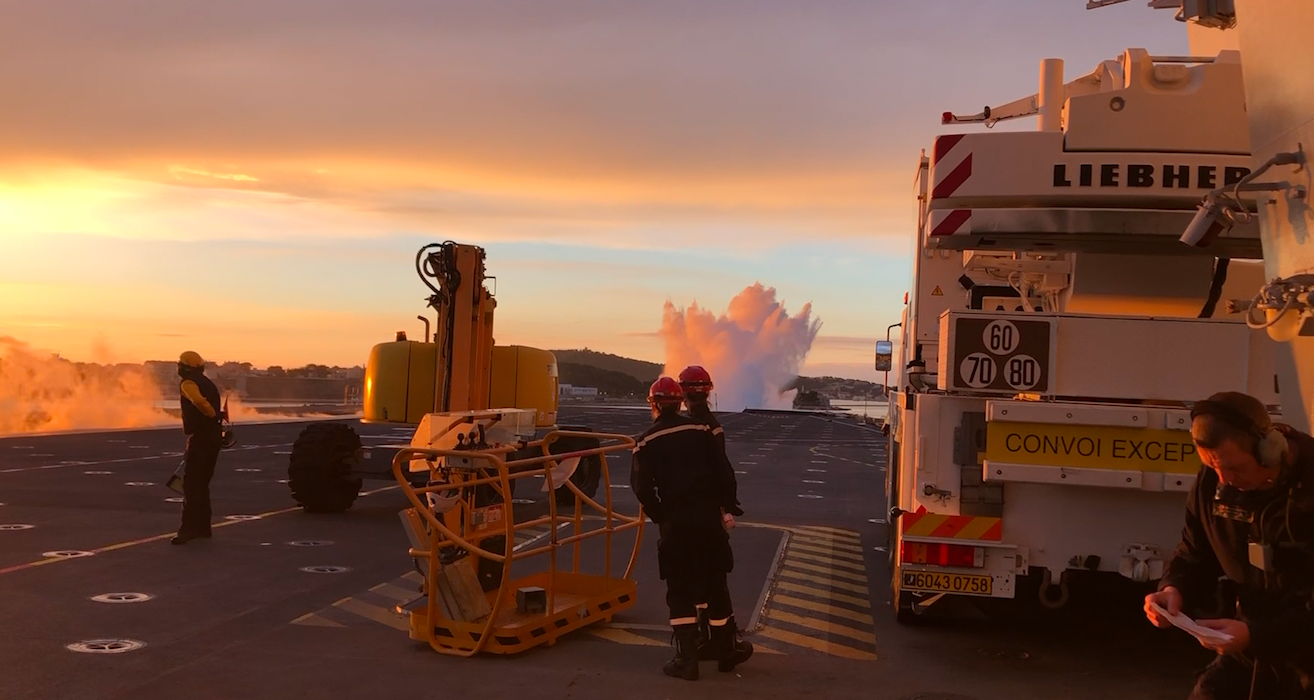 Les impressionnantes images de catapultes sur le porte-avions Charles-de-Gaulle à Toulon