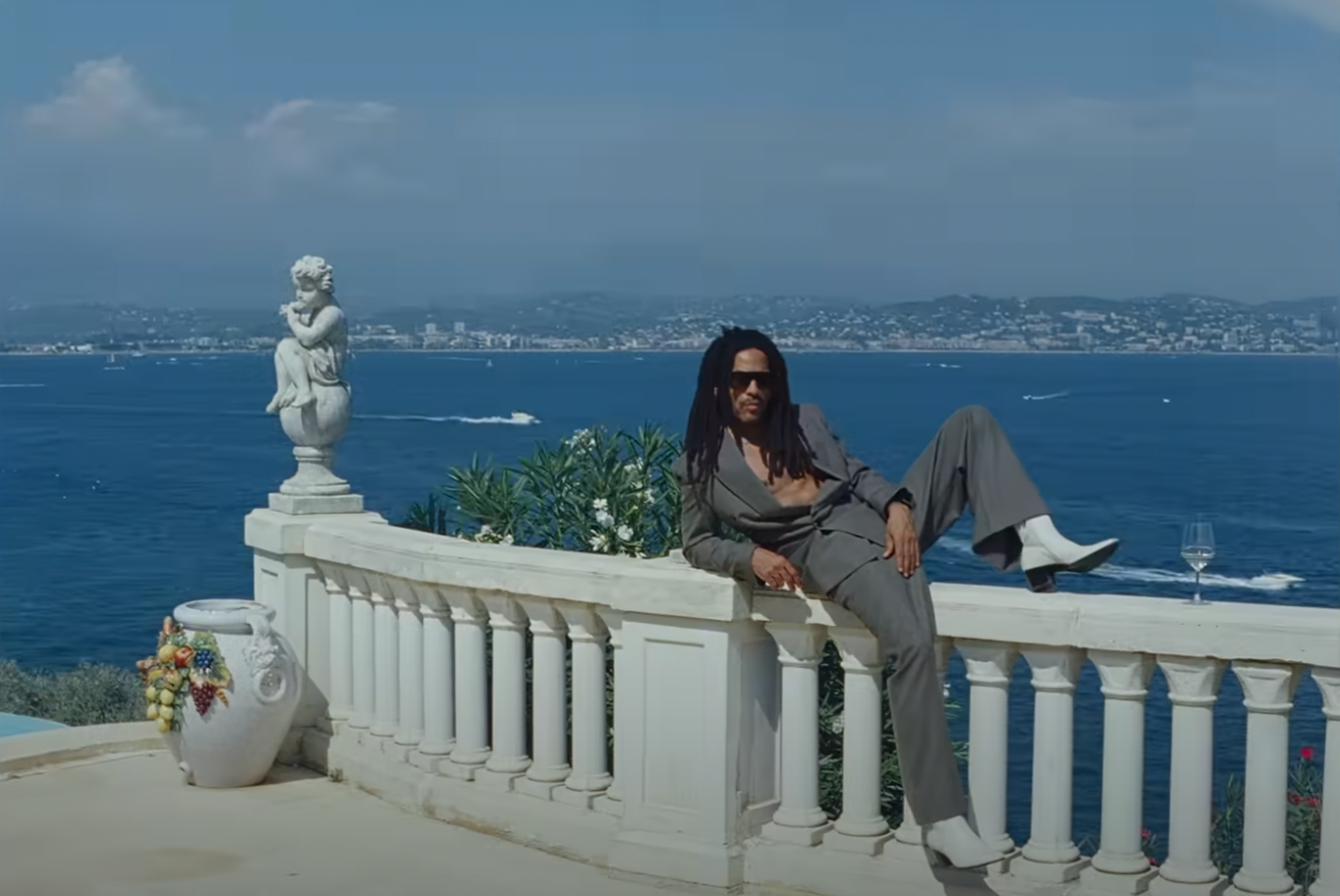 Le dernier clip de Lenny Kravitz tourné dans une villa de Pierre Cardin à Théoule-sur-Mer