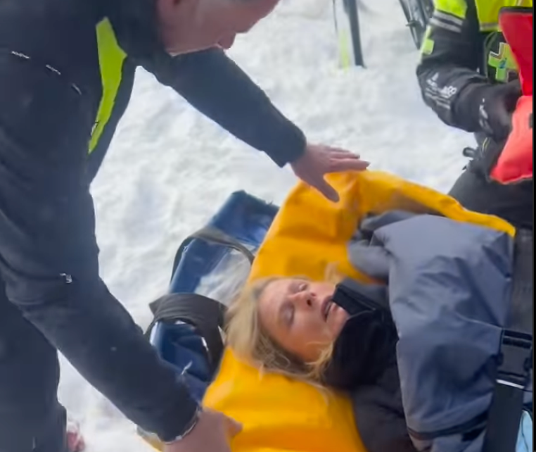 La vidéo choquante de Karin Viard sur une civière après avoir subi un traumatisme crânien au ski