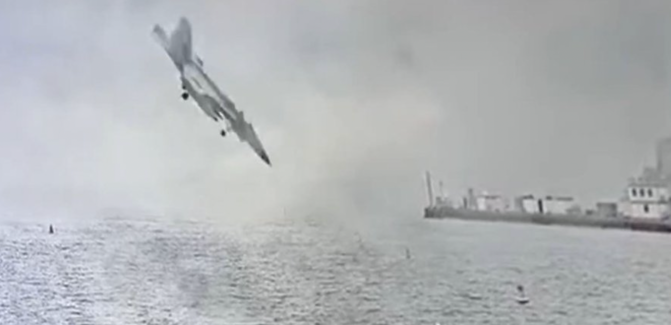 Les images choquantes d'un avion de chasse américain se crashant dans la baie de San Diego en Californie