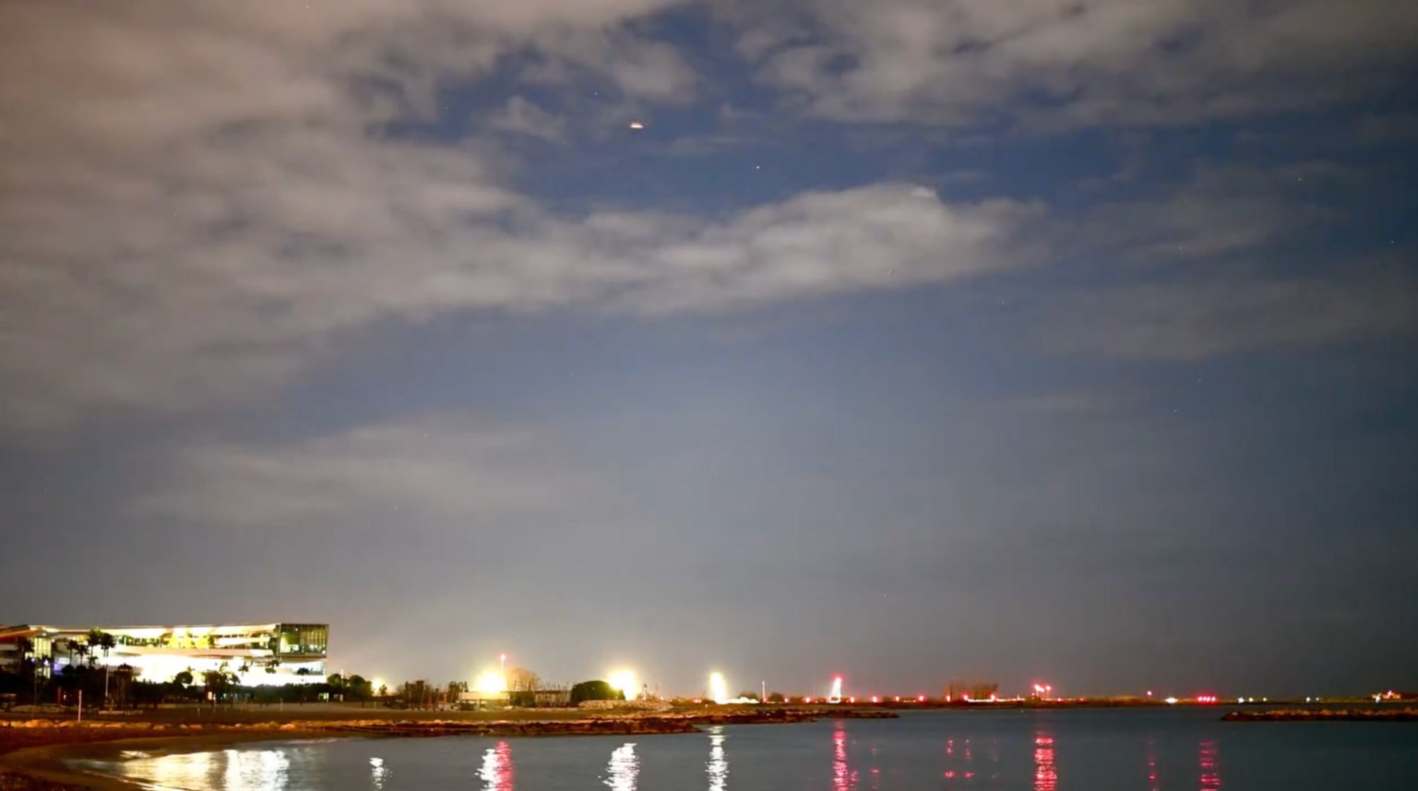 Ovni, étoile filante ou oiseaux: quel est ce phénomène filmé dans le ciel par un chasseur d'orages dans les Alpes-Maritimes?