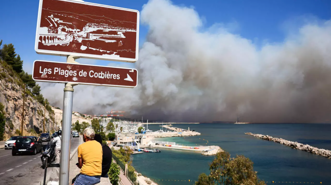 "Le feu a gagné la ville": suivez en direct l'évolution du violent incendie en cours près de Marseille